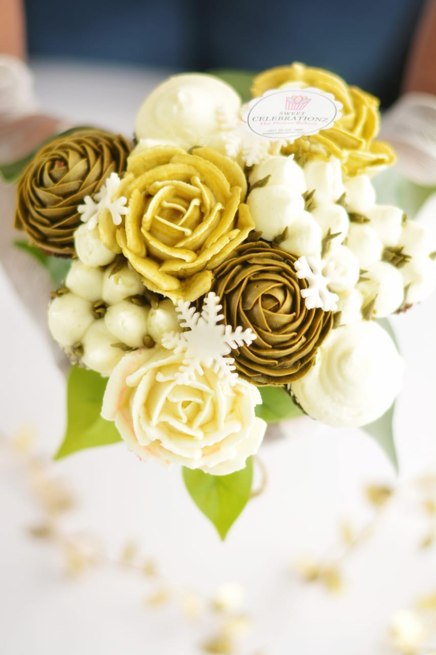 New year white and gold cupcakes Flower Boquet